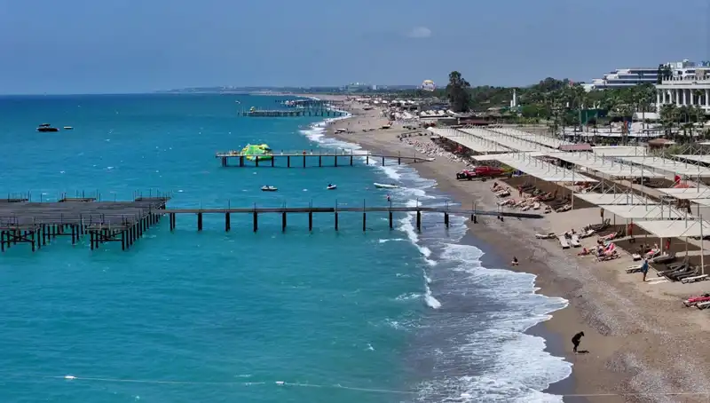 Antalya Sahillerinde Güneşli Hava, Yaz Tatilini Şimdi Planlayın!