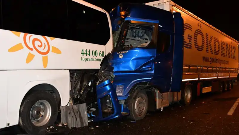 Tur Otobüsü ve Tır Çarpıştı: Kazada 13 Kişi Yaralandı