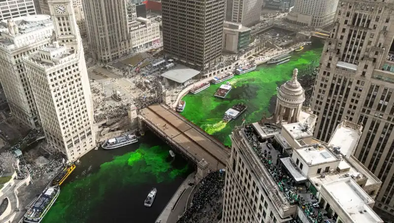 ABD’de Aziz Patrick Günü Kutlamaları: Chicago Nehri Nasıl Yeşile Boyandı?