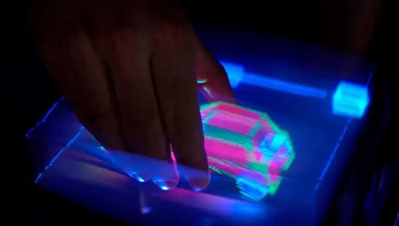 Dünyanın İlk Etkileşimli 3D Hologramı: Geleceğin Teknolojisi Artık Gerçek!