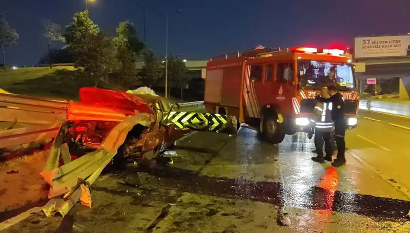 Sürükleyici Kaza: Bariyer Otomobile Saplandı, Sürücü Ağır Yaralı