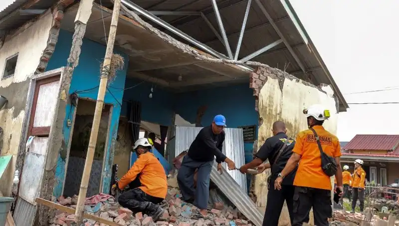 Endonezya'da Meydana Gelen 5.7 Büyüklüğündeki Depremde 8 Ev Yıkıldı