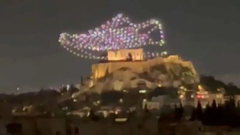 Akropolis Üzerinde Drone ile Reklam: Tarih ve Teknolojinin Çarpışması