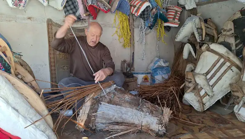 Geleneksel Zanaatı Dijitale Taşıyan Baba, Teknolojiye Direnişin Sembolü Oluyor