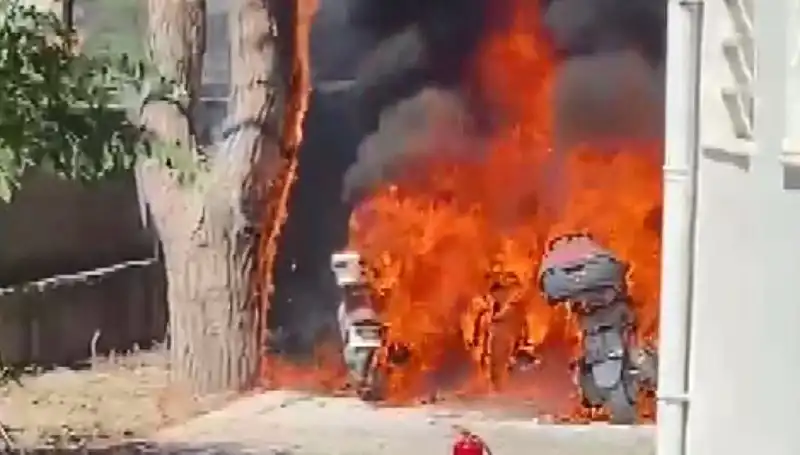 Park Halinde Tutuşan Motosikletler, Çevreye Saran Dumanla Korkuya Neden Oldu
