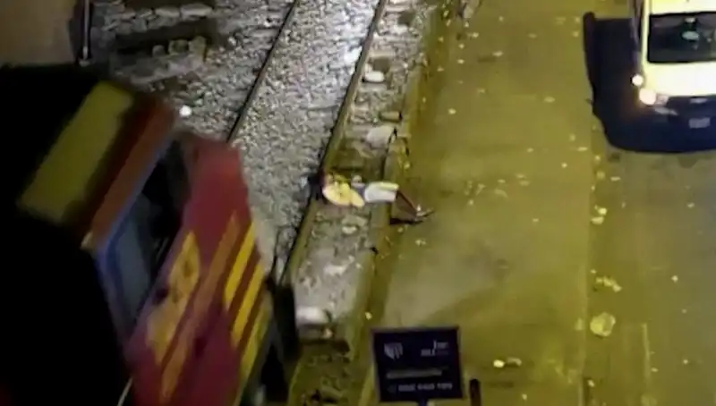 Tren Kazasında Mucize Gelişme: Hayatta Kalmayı Başaran Adamın Hikayesi