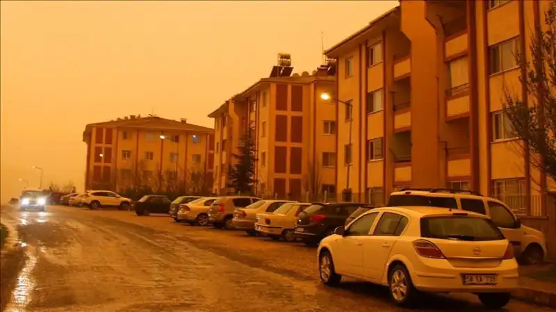 Meteoroloji Uyardı: Çöl Tozu ve Sağanak Yağmur Kombinasyonu Çamur Yağmasına Yol Açacak