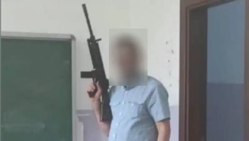 Okulda Tüfekle Poz Veren Müdür Yardımcısına Soruşturma Başlatıldı!