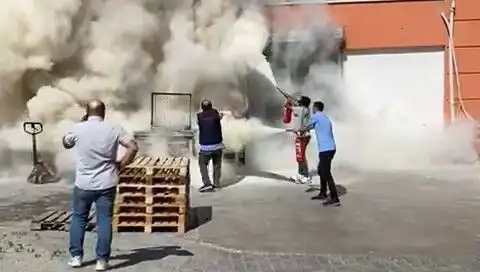 AVM Deposunda Çıkan Yangın, Alışveriş Merkezinde Korku Dolu Anlar Yaşattı