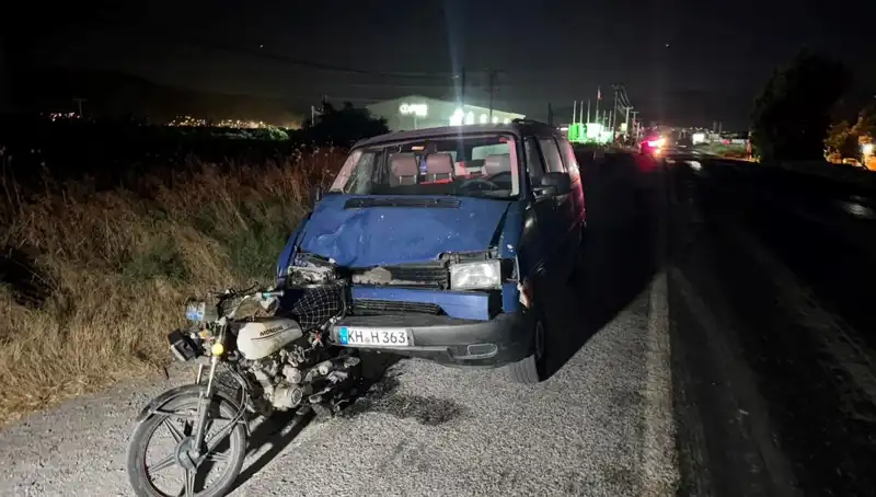 Söke'de Minibüs Kazası: Motosikletli Gençlerin Hayatı Tehdit Altında