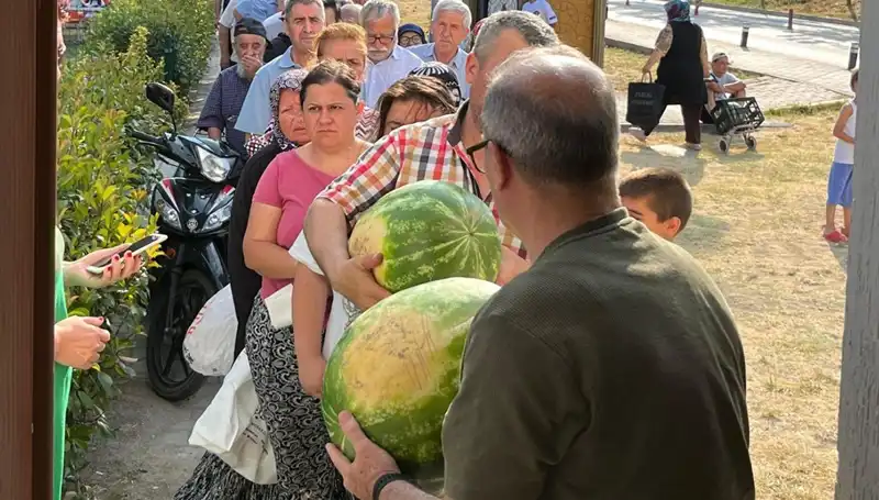 Tarlalardaki Bereket: Hasat Zamanında Ücretsiz Ürün Dağıtımı Yüzleri Güldürdü