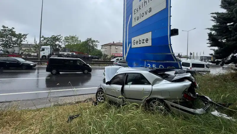 Trafik Levhasına Çarparak Kazaya Karıştı: Tek Yaralı Olayı!