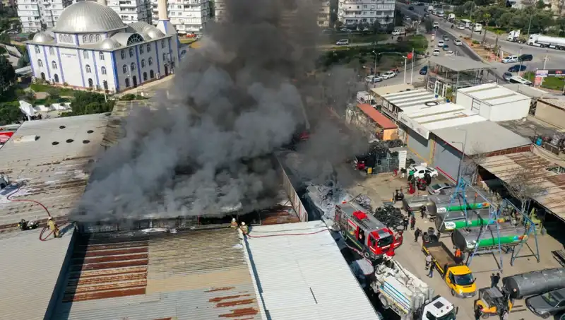 İzmir’de Lastikçide Çıkan Yangın, Panik ve Kaosa Neden Oldu