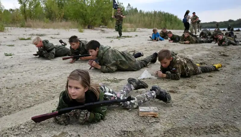 Rusya'da 8 Yaşındaki Çocuklar Askeri Eğitim Alıyor: Gerçekler Korkutuyor