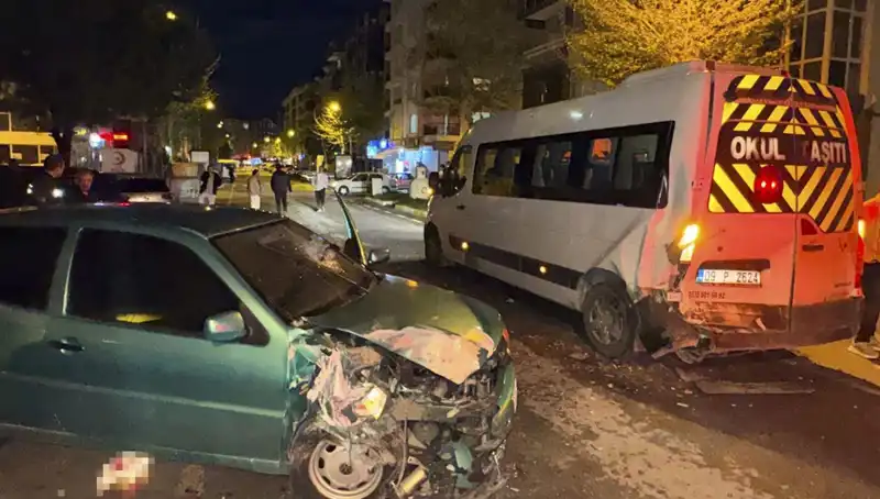 Minibüse Çarpan Otomobilde Duygusal Anlar: 6 Yaralı