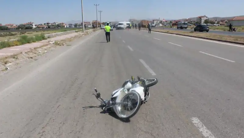 Dur İhtarı Tanımayan Sürücü, Polis Aracına Çarparak Kaçmaya Çalıştı