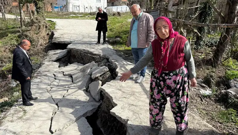 Diken Üstünde 130 Hane: Heyelan Mahalle Yolunu Kapladı