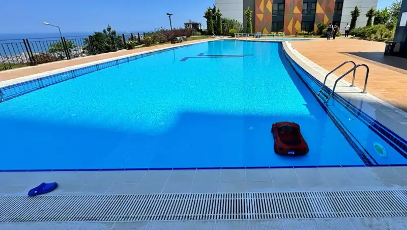 4 Yaşındaki Çocuk Akülü Arabasıyla Havuzda Hayatta Kalma Mücadelesi Verdi