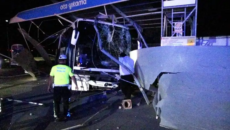 Otobüs Oto Yıkamaya Daldı: Korkutan Kaza ile 8 Kişi Yaralandı