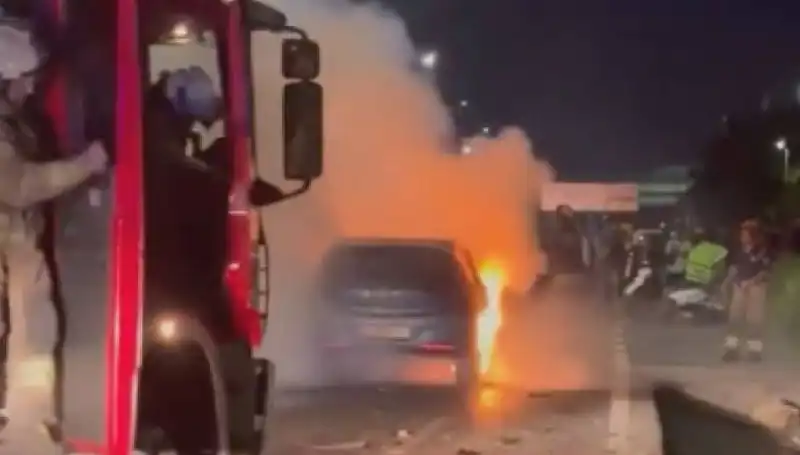 Otoyolda Bariyerlere Çarpan Araç Alev Alev Yandı: Şok Edici Görüntüler