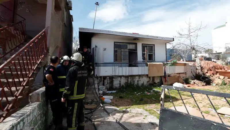 Antalya'da Gecekondu Yangını: İki Kişi Yaralandı, Evler Küle Döndü