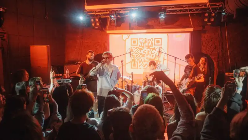 Savaş Ortasında İki Zıt Dünya: Saldırı ve Konser Aynı Gün!