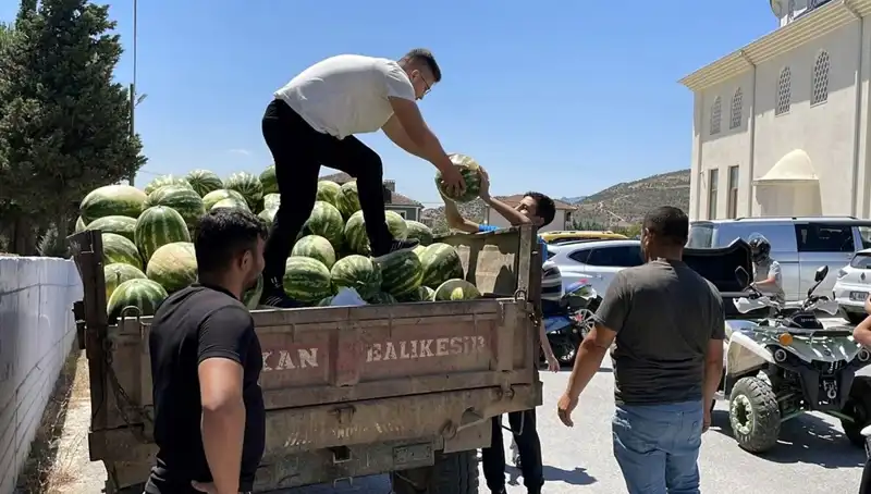 Şaşırtan İyi Kalpli İş Adamı, Tonlarca Karpuzu Ücretsiz Dağıttı