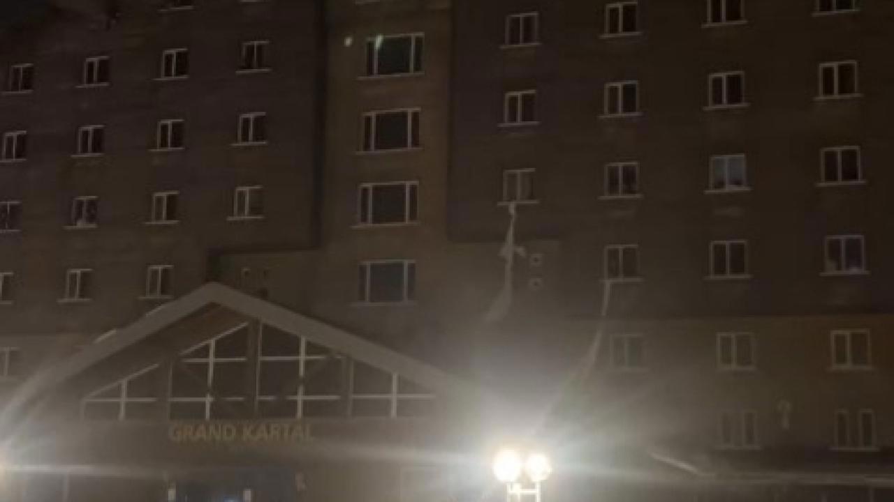 Oteldeki Yangından Çarşaflarla Kurtulan Misafirler
