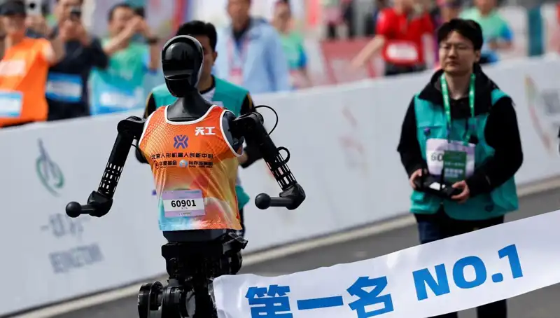 Çinli Robotlar Maratonda İnsanları Geride Bıraktı: Yapay Zeka Sınırları Zorluyor