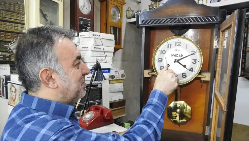 10 Metrekarelik Dükkanda Tarihin İzlerini Tamir Eden Usta Saatçi