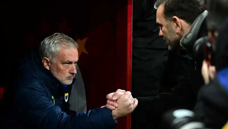 : İstanbul Derbisinde Mourinho ve Buruk, Taktiksel Zeka Yarışına Girişiyor