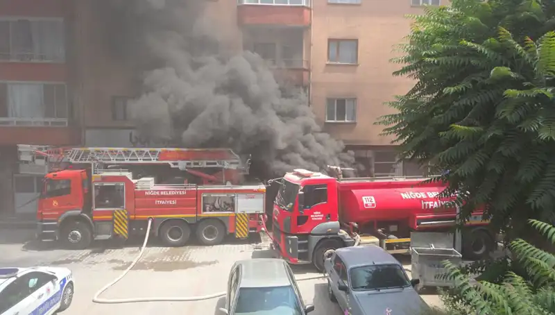 Niğde'de Beyaz Eşya Deposunda Çıkan Yangın Korkuttu: Ekipler Olay Yerinde