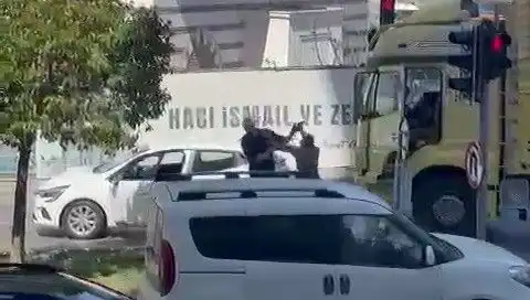 İstanbul Trafiğinde Bir Dehşet Anı: Çekiçle Saldıranlar Sokakları Korkutuyor!