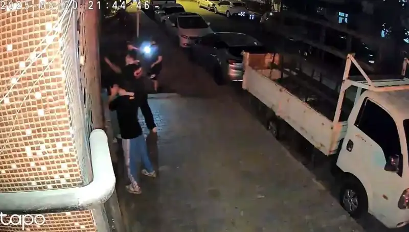 Abinin Selamı Var: Etek Giydirilen Gençlere Saldırı Şok Etti