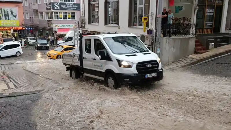 10 Dakikalık Sağanak, Şehirde Su Baskınlarına Neden Oldu
