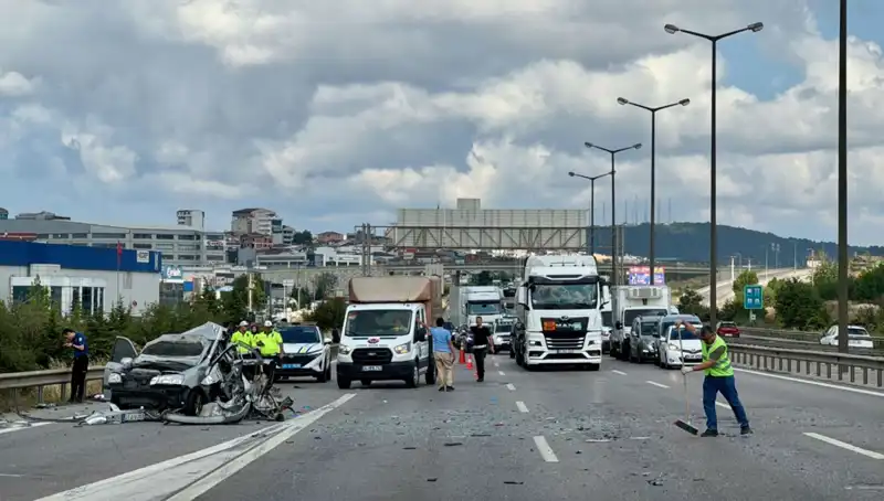 Otoyolda Kaza: Üç Kişi Araçta Sıkıştı, Trafik Kilitlendi!