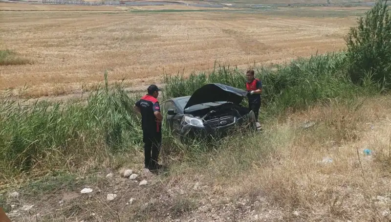 Otomobil Şarampole Uçtu: İki Kişi Yaralı, Kazanın Sebepleri Araştırılıyor