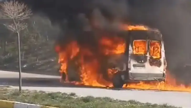 Havalimanı Personel Servisi Yangında Kül Oldu: Olayın Ardındaki Sebepler Neler?