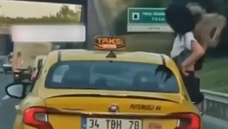 TEM Otoyolu'nda Yaşanan Şaşırtıcı Olay: Taksinin Camından Sarkan Gençler