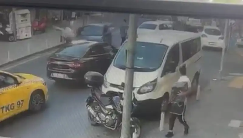 ** Sürücünün Hatası: Fren Yerine Gazı Basarak Korkunç Kazaya Neden Oldu**