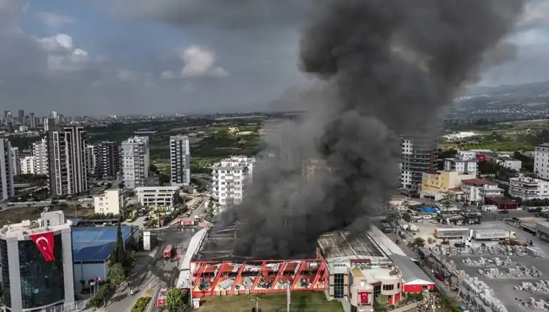Mersin'de Fabrika Yangını: Ekipler Yangına TOMA ile Müdahale Etti