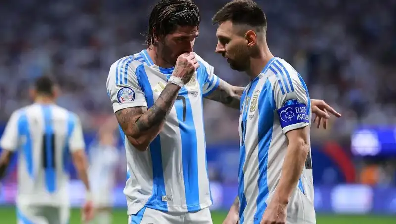 Messi ve De Paul'un Yeniden Buluşması: Futbol Dünyasında Heyecan Yaratan Anlar