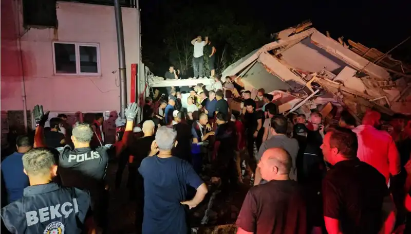Balıkesir Sındırgı'da Şiddetli Deprem: Can ve Mal Kaybı