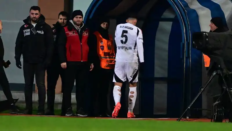 Üst Üste İki Maçta Kırmızı Kart Gören Tayyip Talha, Beşiktaş Taraftarından Özür Diledi