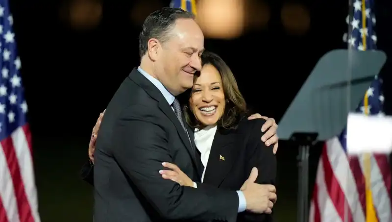 Trump, Kamala Harris'in Eşini Görevden Alarak Siyasi Gerginliği Tırmandırdı