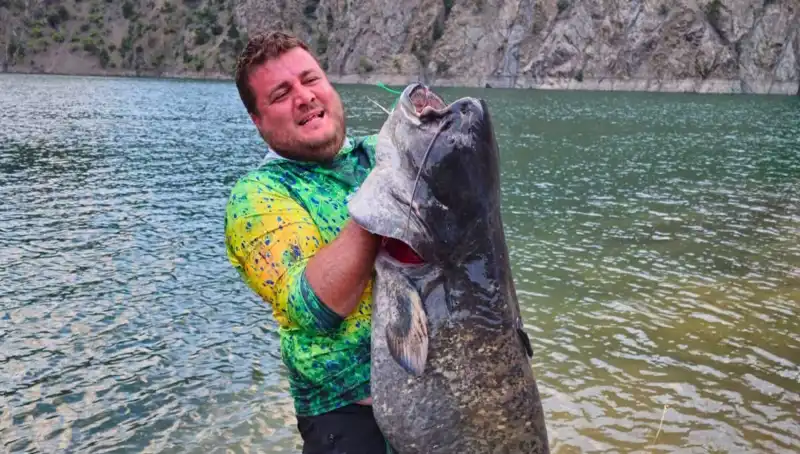 Amatör Balıkçılar Baraj Gölünde 100 Kilogramlık Dev Balık Yakaladı!