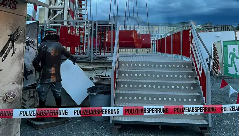 Dönen Salıncak Reklam Direklerine Çarparak Facianın Eşiğinden Dönüldü