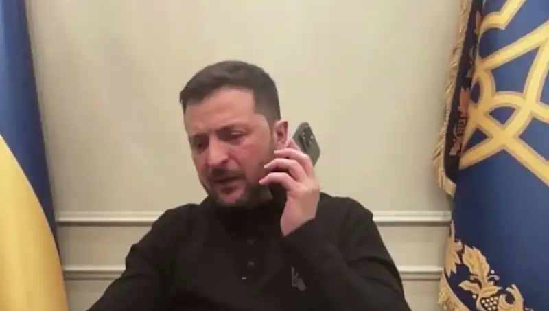 Zelenski'nin Basın Toplantısında Macron'dan Gizemli Telefon: "Seni Sonra Arayacağım"