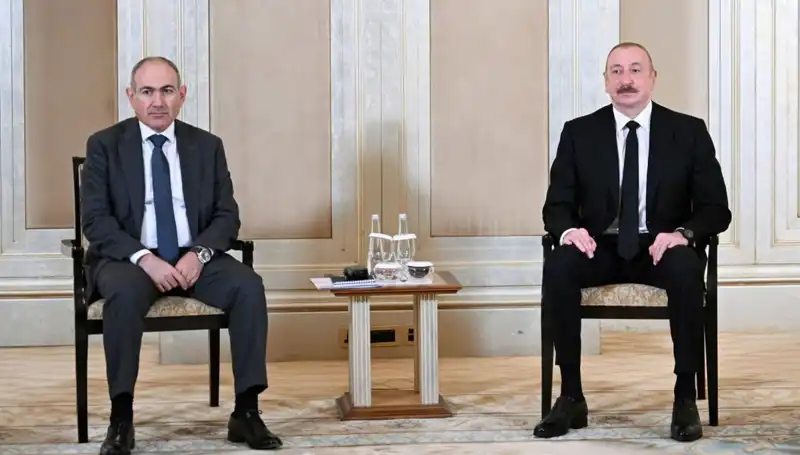 Aliyev ve Paşinyan, Abu Dabi'de Barış Görüşmelerinde Tarihi Adımlar Attı