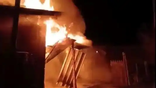 Karabük'te Yangın Korkusu: İki Ev Kül Oldu, Gözler İtfaiyeye Çevrildi